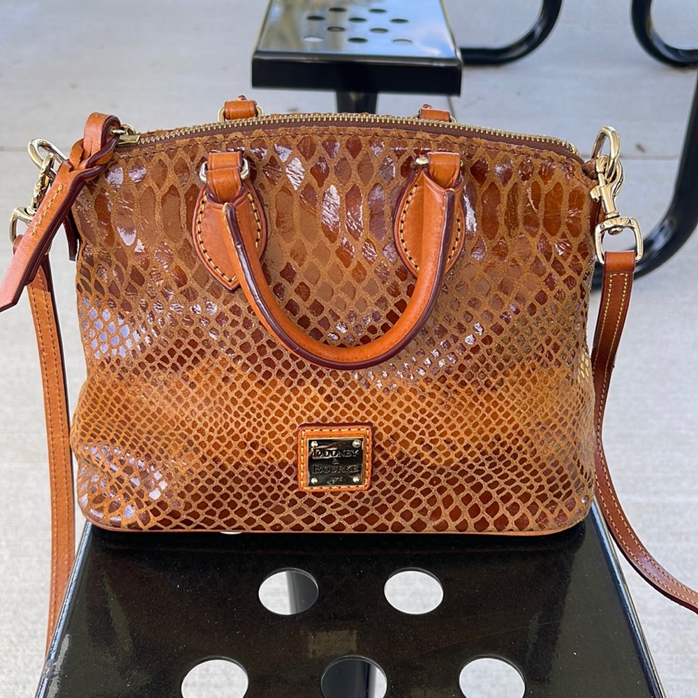 🎉 Lightly used authentic Dooney & Bourke shoulder bag